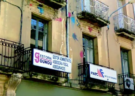 Fachada de la oficina de Gestoría Jounou en Carrer de Sant Joan, Reus